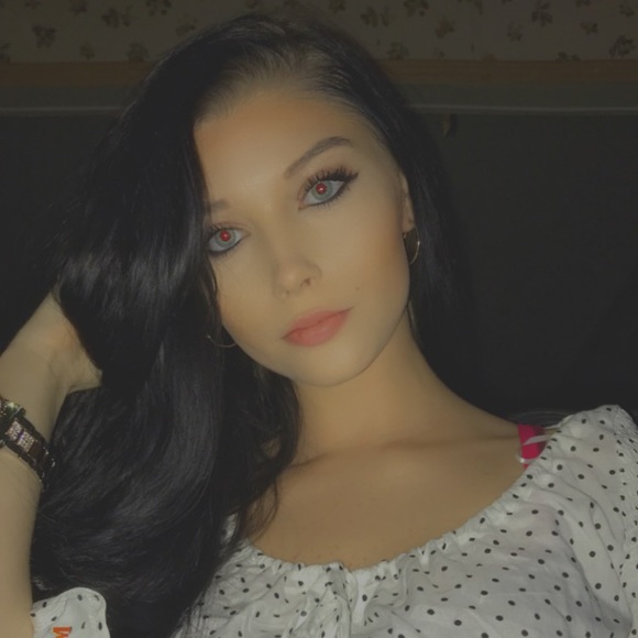 Meet your Posher, Alexis - Picture 1 of 1